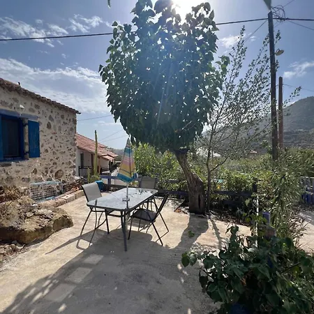 Happynest Leni, Stone House * Dhernikaíika