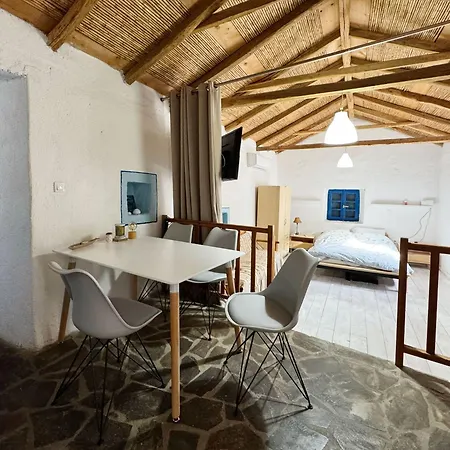 Happynest Leni, Stone House * Dhernikaíika