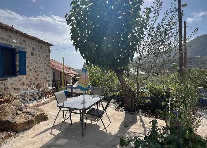 Happynest Leni, Stone House * Dhernikaíika