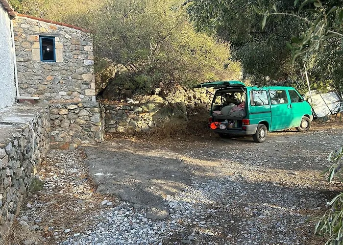 Happynest Leni, Stone House Casa de Férias Dhernikaíika