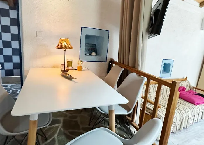 Happynest Leni, Stone House Casa de Férias Dhernikaíika