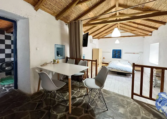 Happynest Leni, Stone House * Dhernikaíika