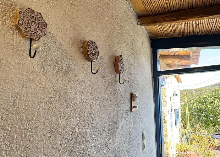 Happynest Leni, Stone House Dhernikaíika