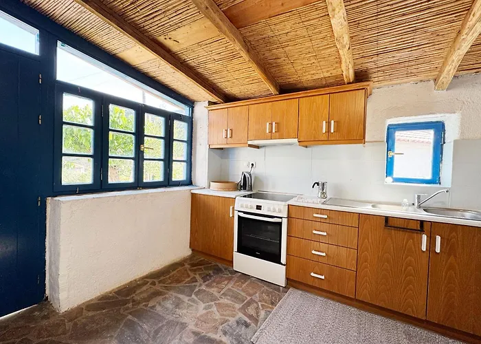 Happynest Leni, Stone House Casa de Férias Dhernikaíika